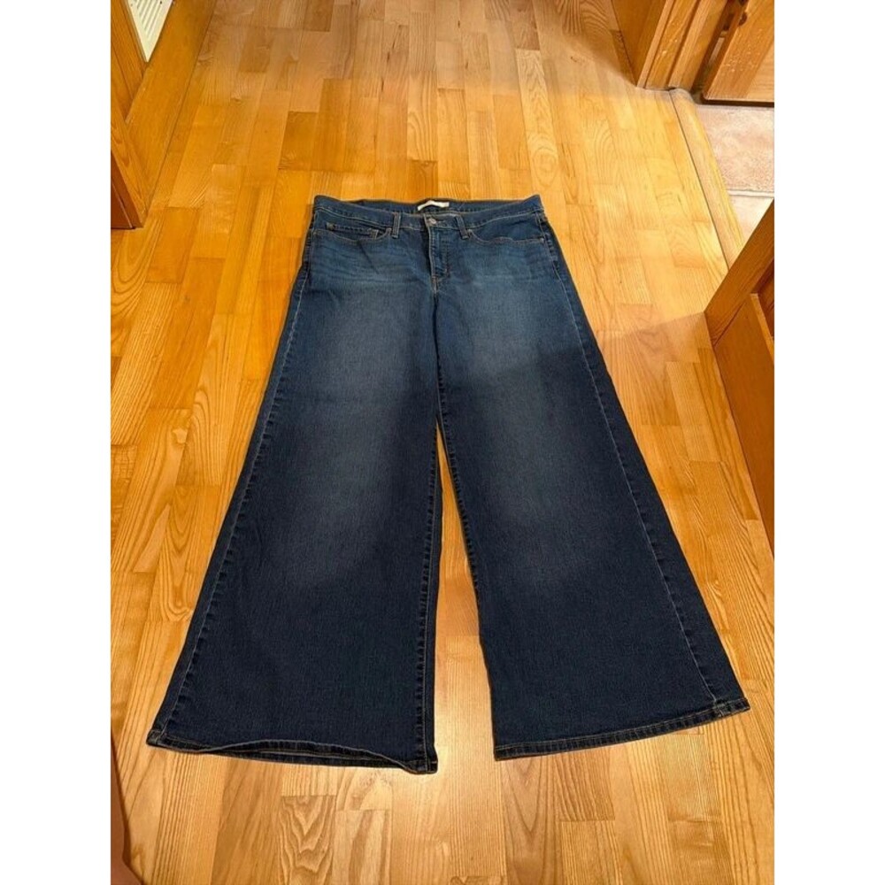 Women’s Jeans - Levi’s Shaping Wide Leg Current Style - size 33 - 318 Levi